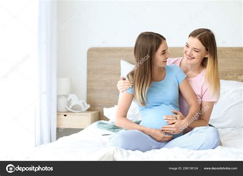 1.591 Lesbian Pregnancy Stock Photos, High